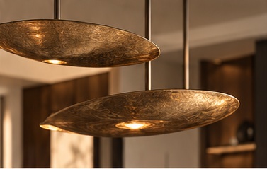 DE SIGNATURE — bronze detail (visuel illustratif)